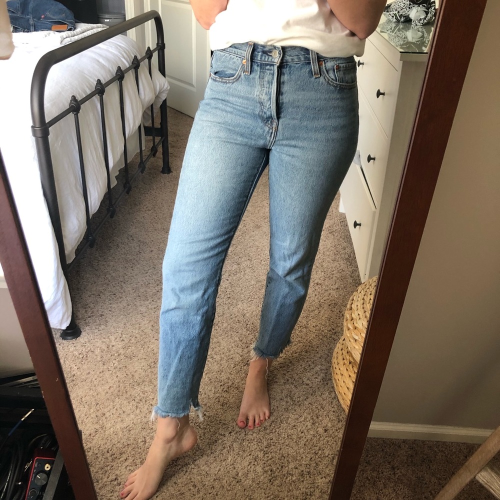 Levi Wedgie size 28 light wash skinny frayed